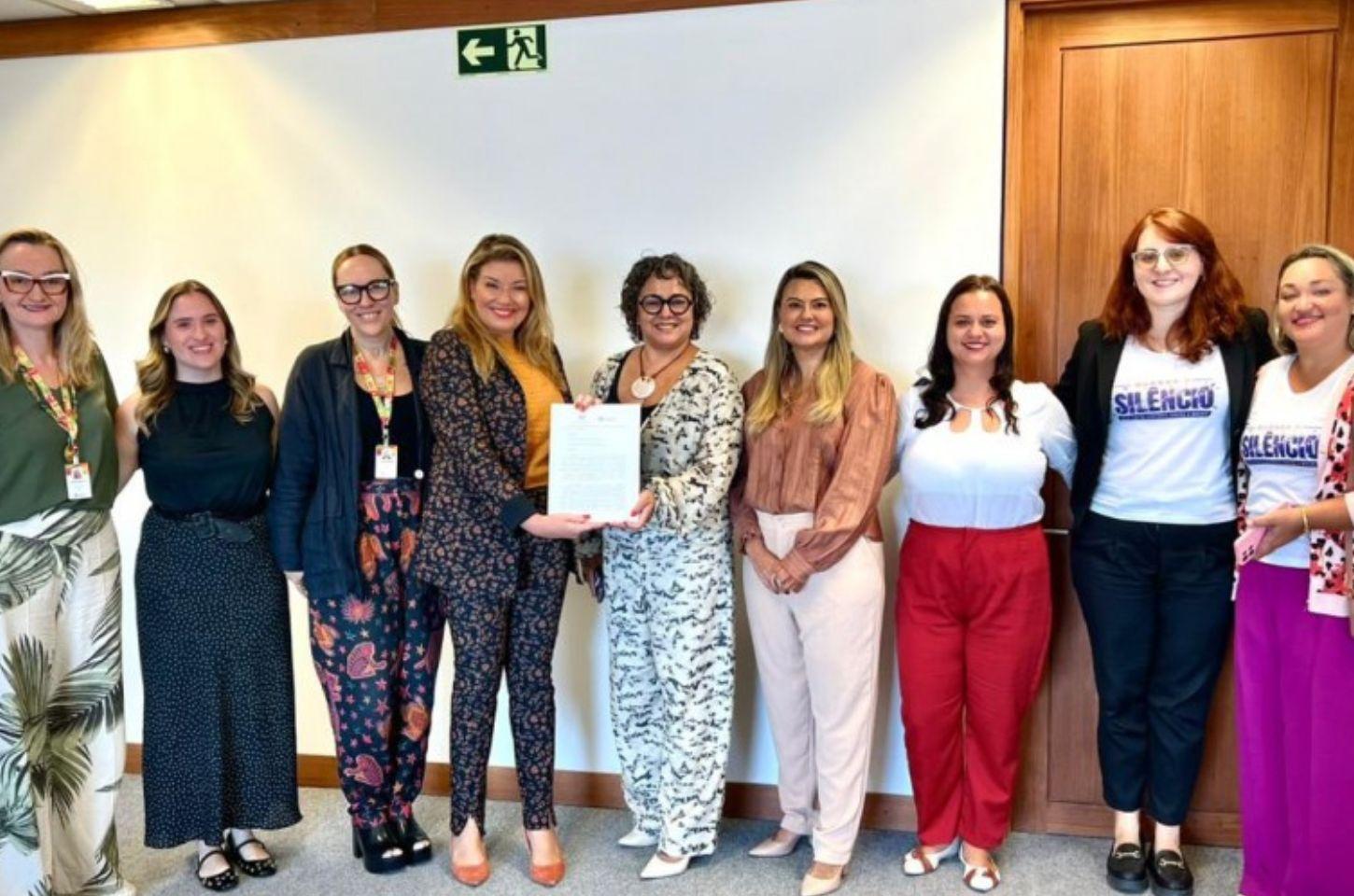 Estado lança guia para fortalecer políticas públicas para mulheres nos municípios