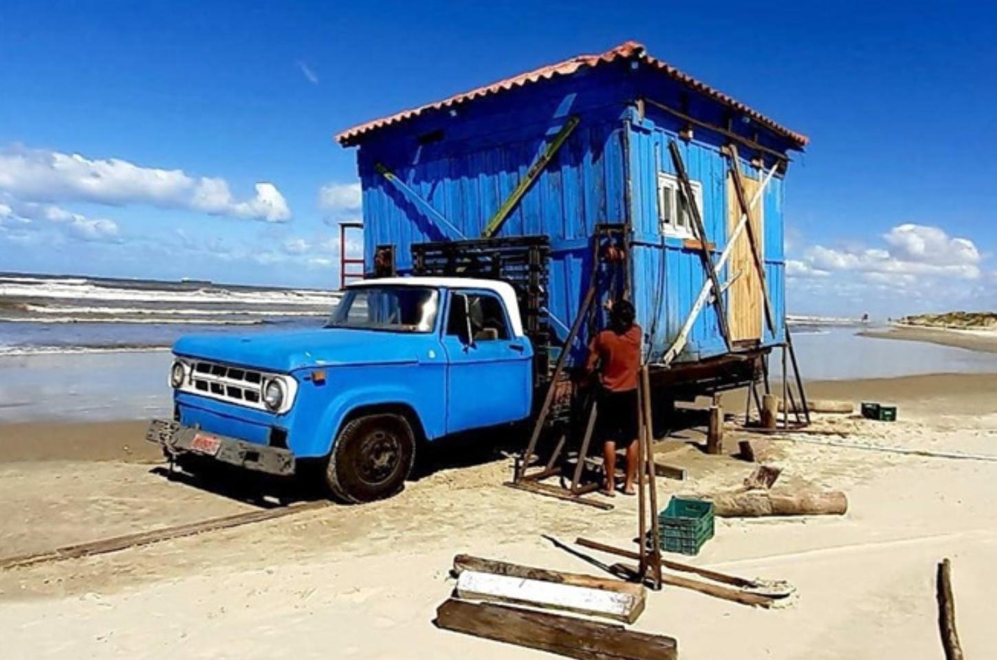 FIM DE TEMPORADA: QUIOSQUEIROS DEIXAM A FAIXA DE PRAIA DE IMBÉ APÓS VERÃO