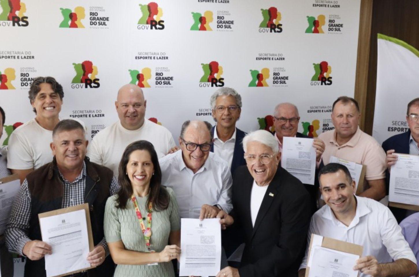 Governo do Estado destina R$ 3,9 milhões e firma convênios com 13 municípios por meio do Programa Avançar Mais no Esporte