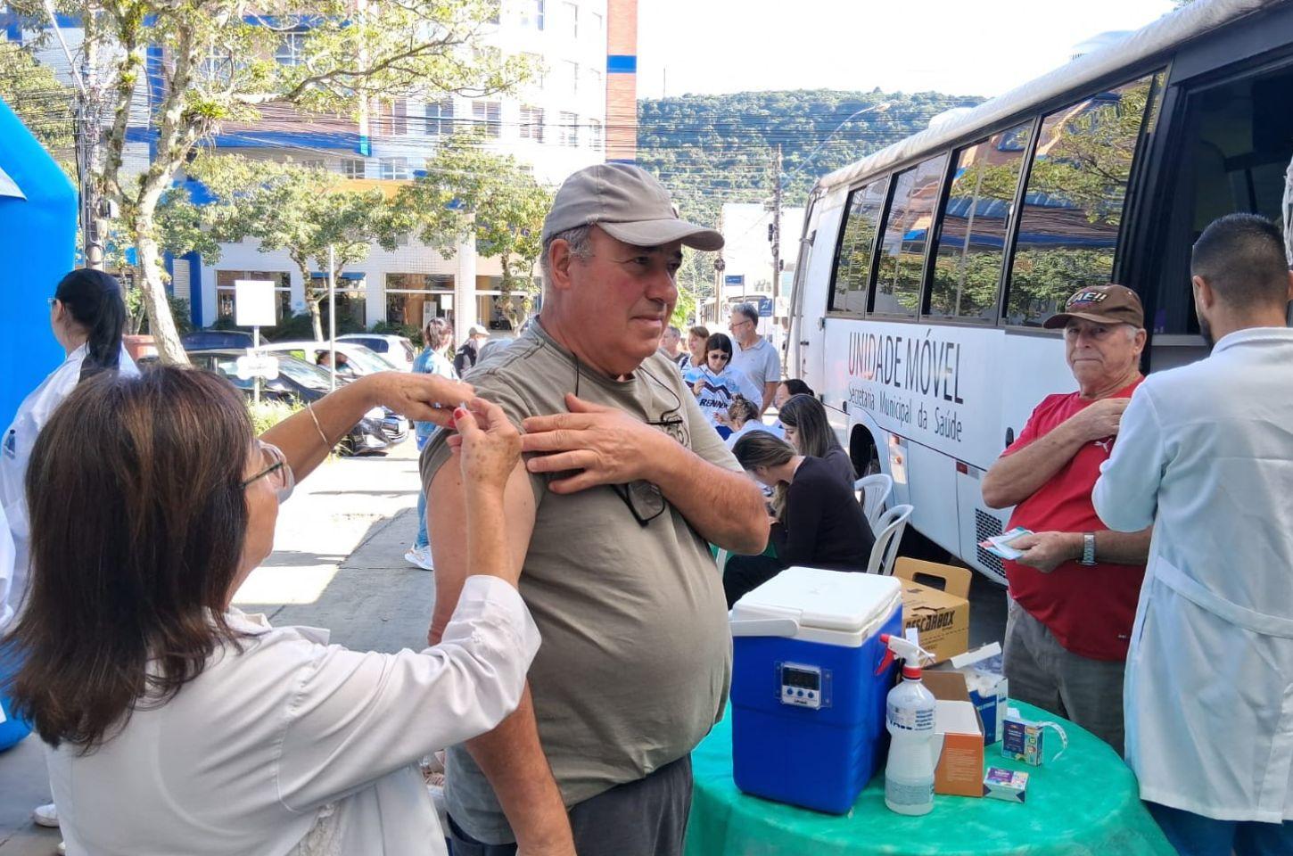 Secretaria Municipal de Saúde imuniza 460 pessoas contra a gripe no Largo dos Estudantes Sônia Chemale em Osório