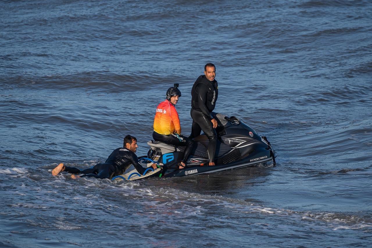 SURFISTAS AGEM RÁPIDO E REMOVEM CABO PERIGOSO NA PLATAFORMA DE TRAMANDAÍ