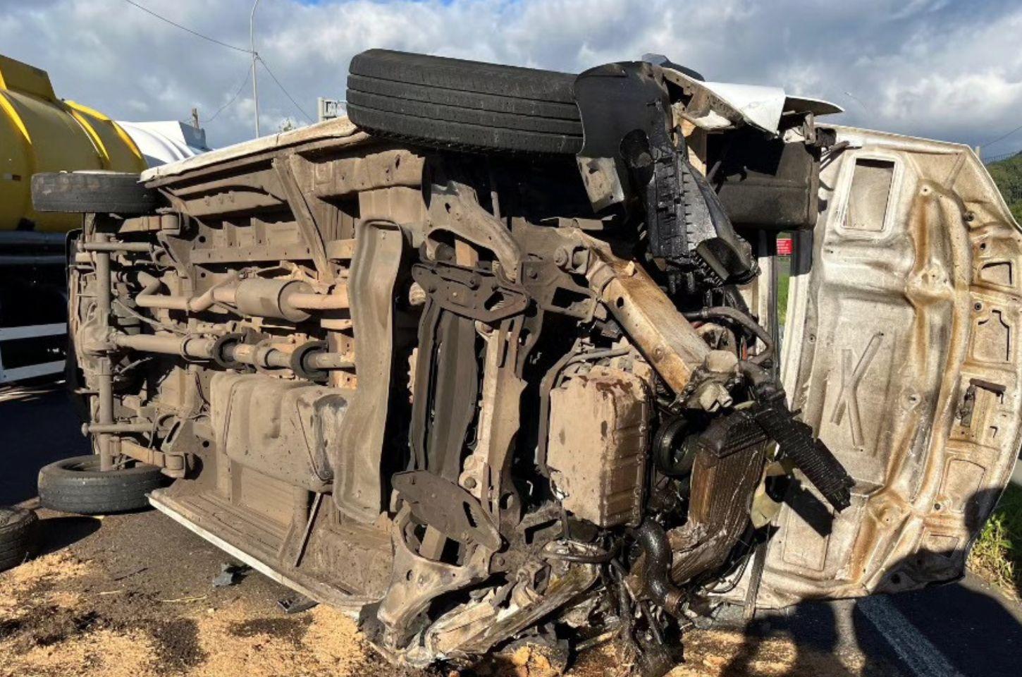 Van capota na BR-101 em Osório na manhã desta quarta-feira 