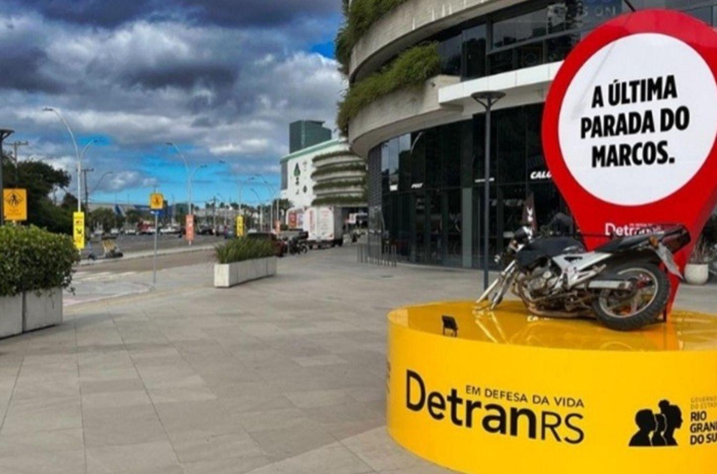 DetranRS lança campanha com intervenções urbanas para alertar sobre riscos para motociclistas