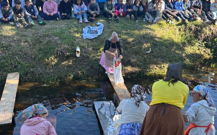 História das lavadeiras de Arroio do Sal é mantida viva com apresentação cultural e lançamento de livro infantil