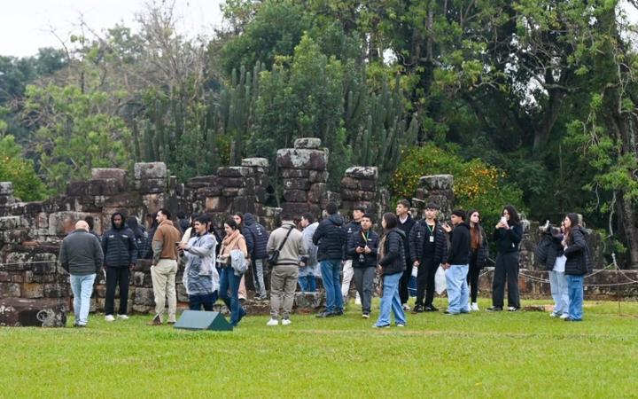 Jovens do Partiu Futuro conhecem legado das Missões em roteiro cultural no RS