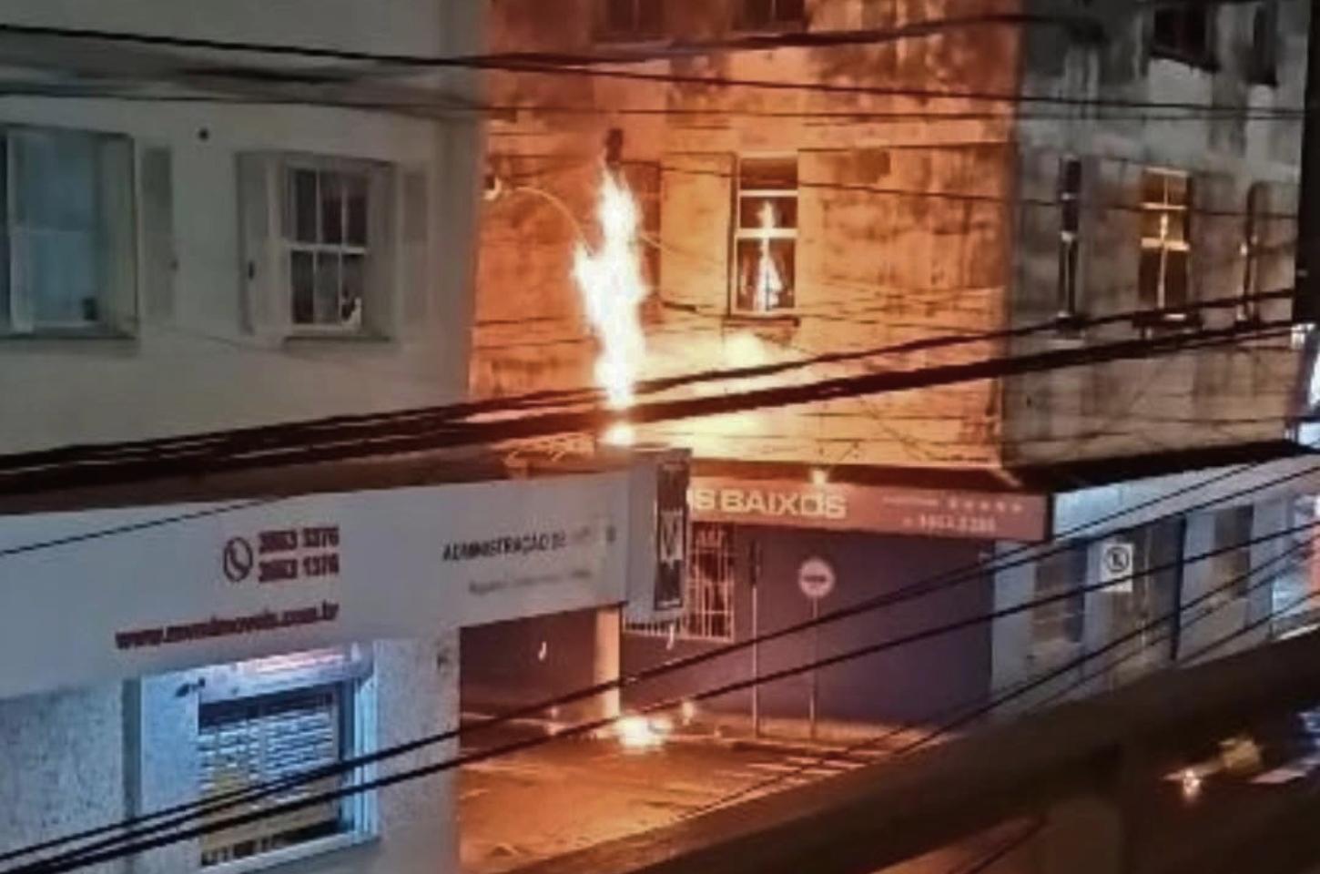 Poste pega fogo durante a madrugada e assusta moradores no Centro de Osório