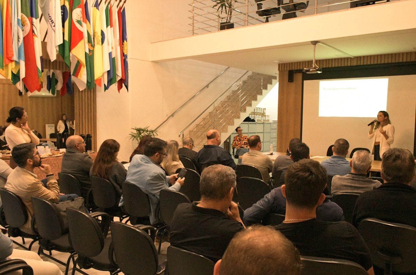 Prefeitos do Litoral Norte debatem alternativas sobre Política de Resíduos Sólidos e Saneamento Básico