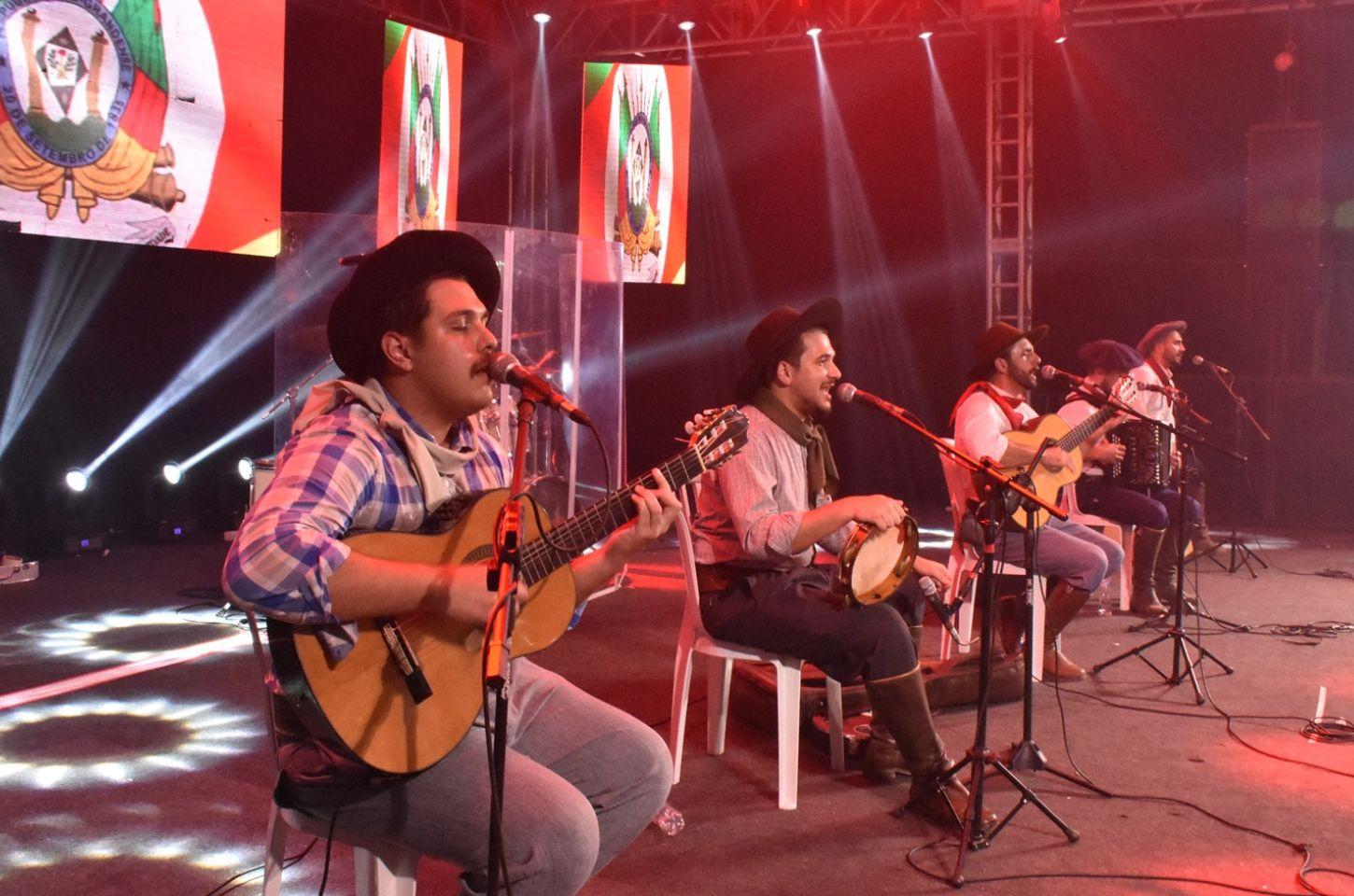 Primeira noite do XIX Rodeio Crioulo Internacional de Imbé reúne milhares de pessoas com muita música e tradicionalismo