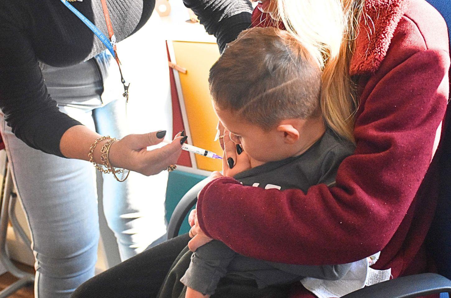 Programa Imuniza Escola aplica 113 vacinas em três dias de ações nas escolas municipais de Imbé