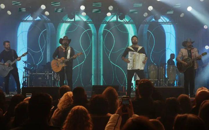  BANDA TRAIA VÉIA ATRAI GRANDE PÚBLICO NA PRIMEIRA NOITE DA 34 FESTA NACIONAL DO PEIXE EM TRAMANDAÍ
