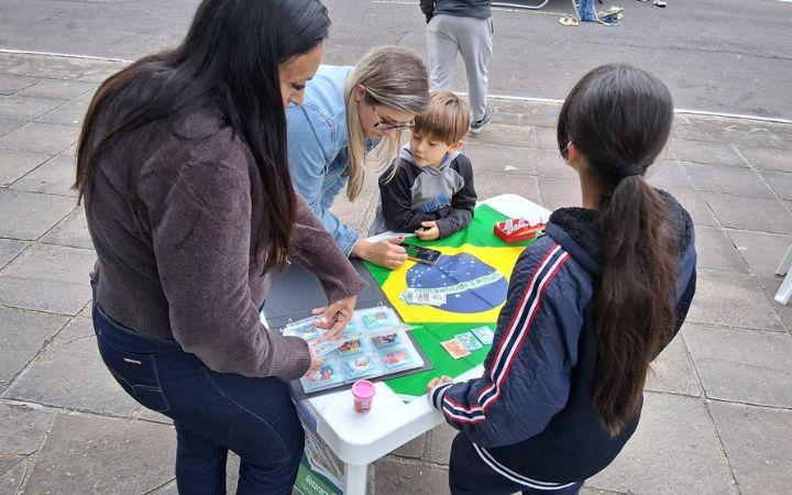 Brique das Carretas junino reúne público em tarde de forró, show e troca de figurinhas da Copa