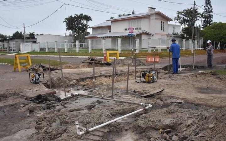 Corsan realiza ligação de redes de drenagem em Imbé