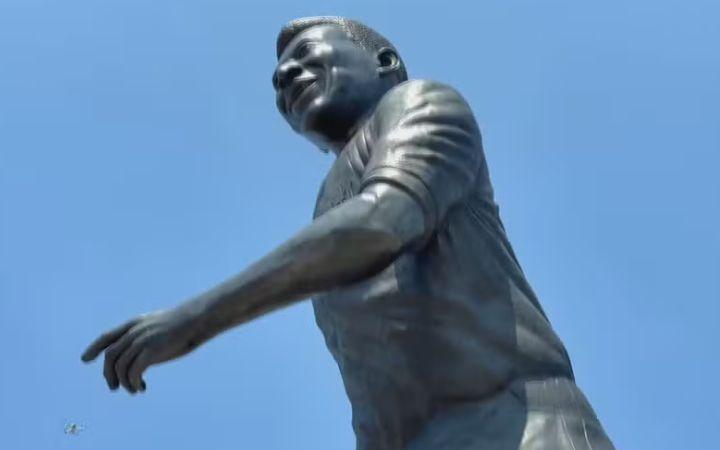 Estátua gigante de Pelé é instalada em cidade do México que receberá jogos da Copa do Mundo de 2026