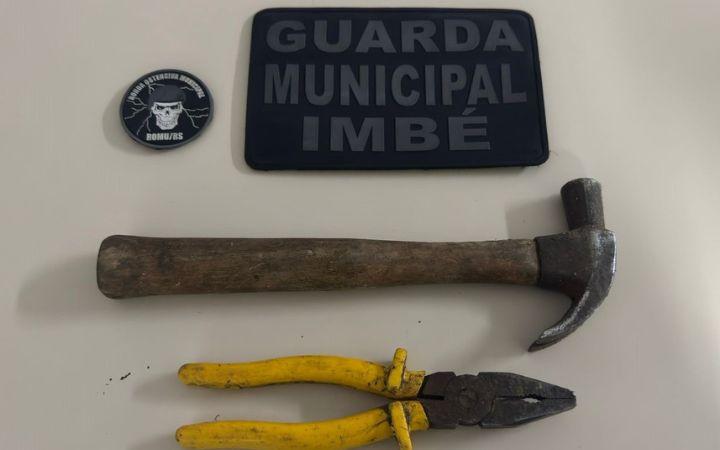  Homem é preso e menor apreendido pela Guarda Municipal de Imbé suspeitos de invadir residência