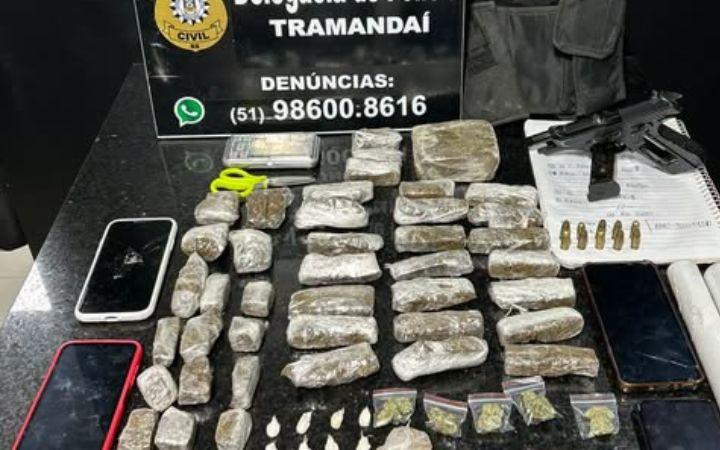 POLÍCIA CIVIL PRENDE DOIS INDIVÍDUOS EM FLAGRANTE POR TRÁFICO DE DROGAS E POSSE IRREGULAR DE ARMA DE FOGO COM NUMERAÇÃO SUPRIMIDA EM TRAMANDAÍ