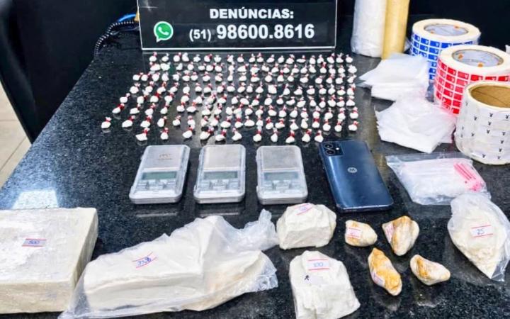 POLÍCIA CIVIL PRENDE DUAS PESSOAS EM FLAGRANTE POR TRÁFICO E ASSOCIAÇÃO PARA O TRÁFICO DE DROGAS E APREENDE MAIS DE UM QUILO DE COCAÍNA EM TRAMANDAÍ