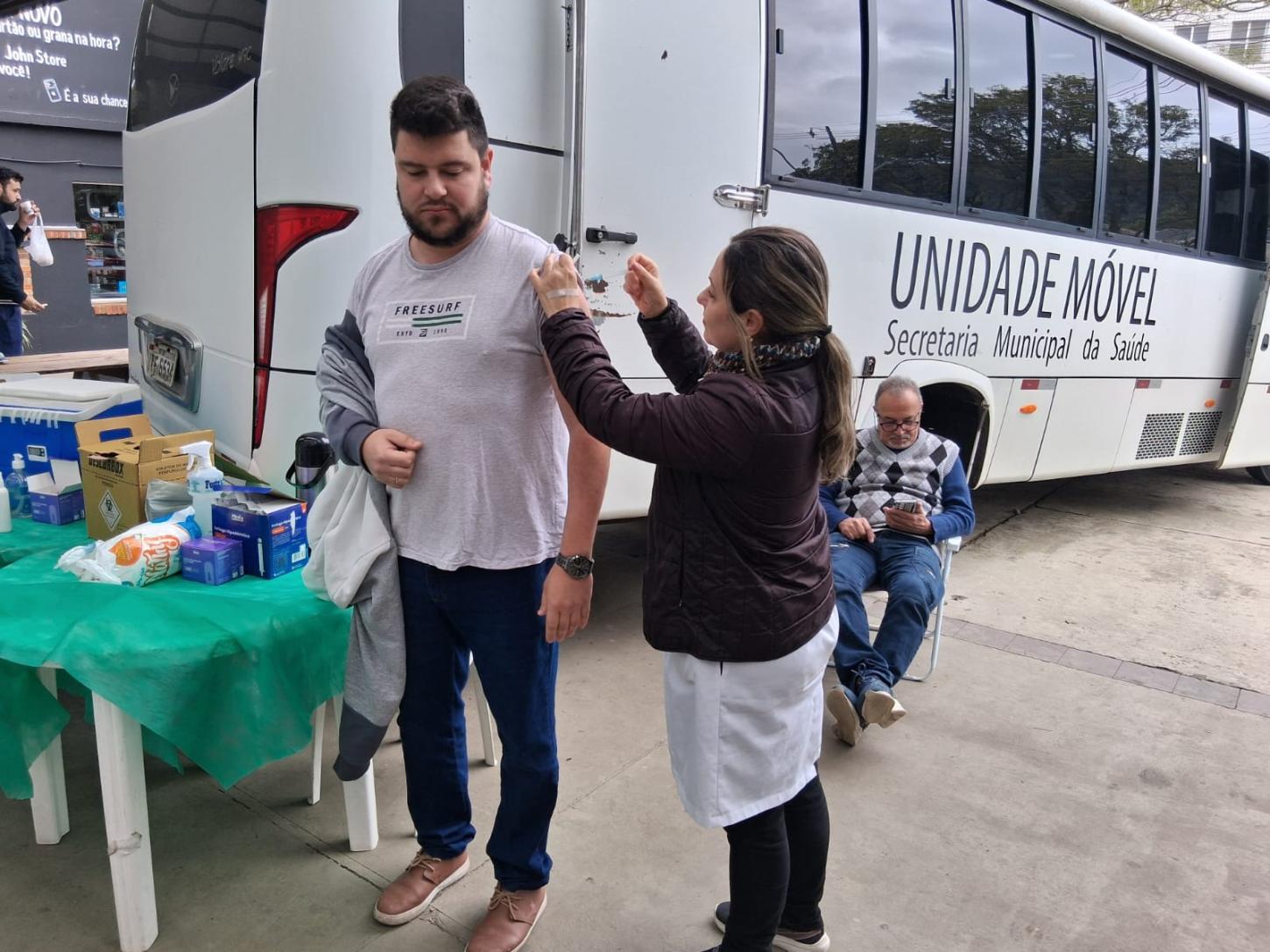 Secretaria Municipal de Saúde imuniza 330 pessoas contra a gripe em ação na Feira do Produtor em Osório