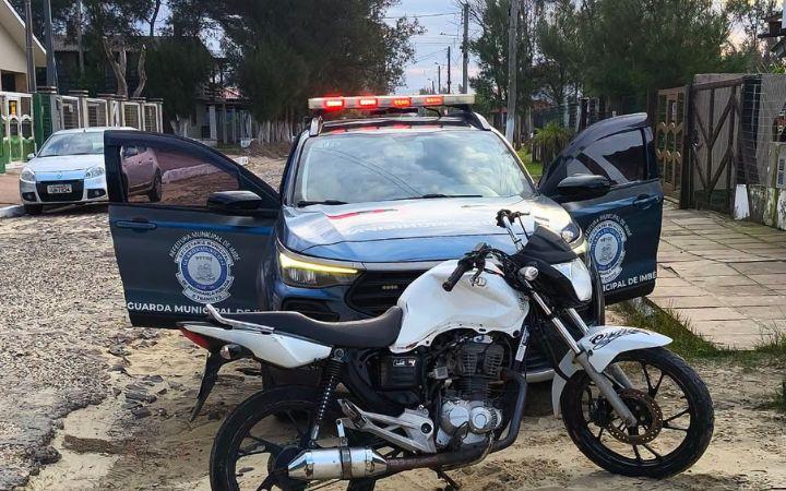 Homem é preso após perseguição com motos na areia e ataque contra viatura da Guarda Municipal de Imbé 