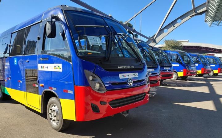 Ministério da Saúde entrega 14 micro-ônibus para ampliar transporte de pacientes do SUS no Rio Grande do Sul
