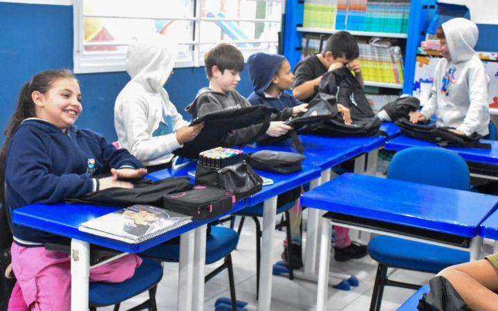 Alunos da EMEF Olavo Bilac de Imbé recebem kits do Programa Descobertas