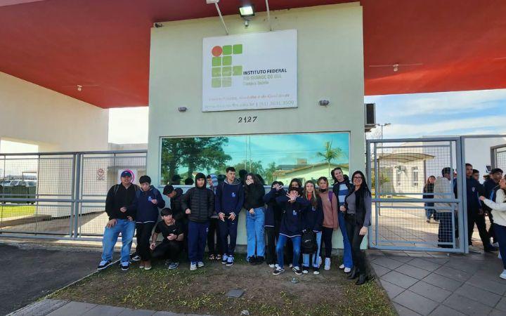 ESTUDANTES DA EMEF PROFESSORA CLELIA DA CUNHA DE MORAIS VISITAM CAMPUS DO IFRS OSÓRIO