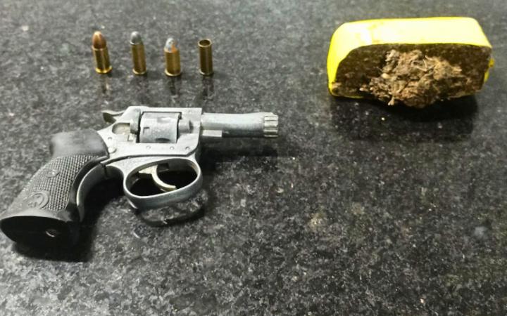 Homem é preso após troca de tiros com policiais em Balneário Pinhal