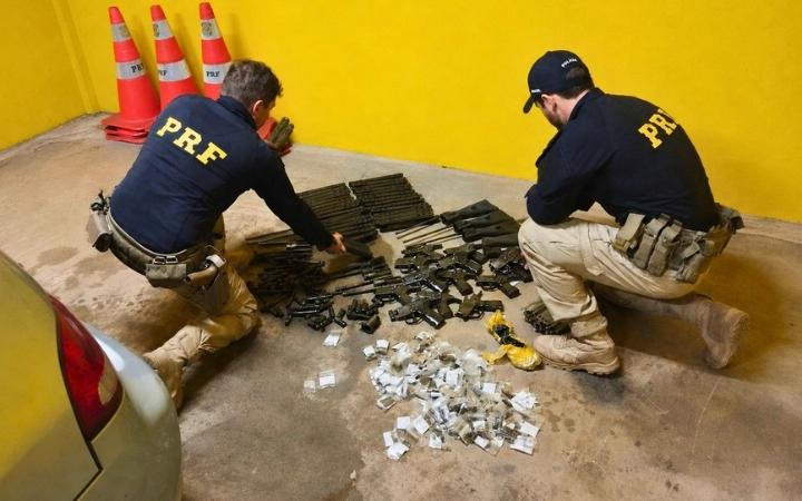 PRF apreende kits de fuzis HK G3 desmontados em fundo falso de Corsa em Torres
