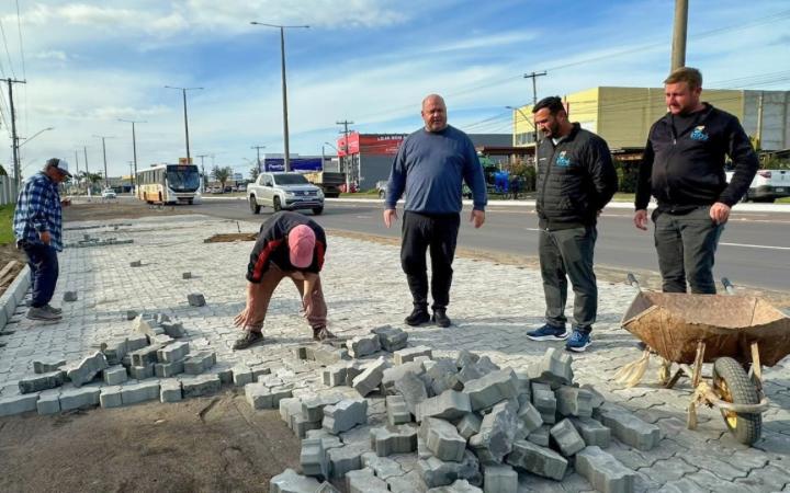 SMOV faz melhorias no meio-fio e estacionamento da Avenida Paraguassú