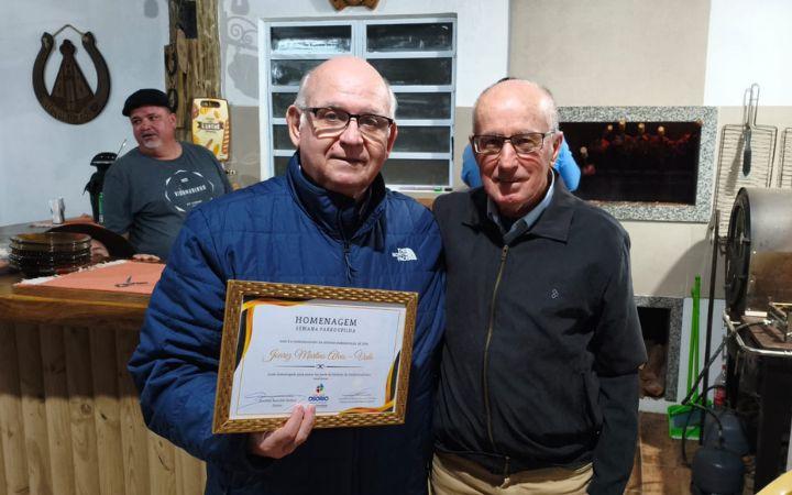  Tradicionalista, Joarez Martins Alves (Vedo) recebe do Prefeito de Osório certificado de homenagem da Semana Farroupilha