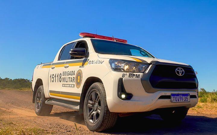 Três homens foram presos por furto abigeato e porte ilegal de arma de fogo na segunda-feira (10/8) na localidade do Pontal da Mina em Mostardas.