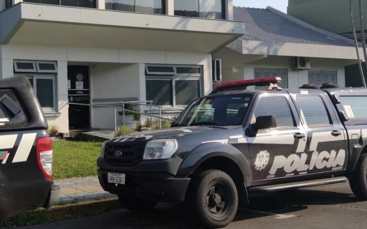 Ação policial resulta na prisão de uma mulher por tráfico de drogas em Osório