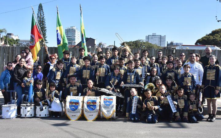  Banda Municipal de Imbé se apresenta em desfile cívico de Tramandaí