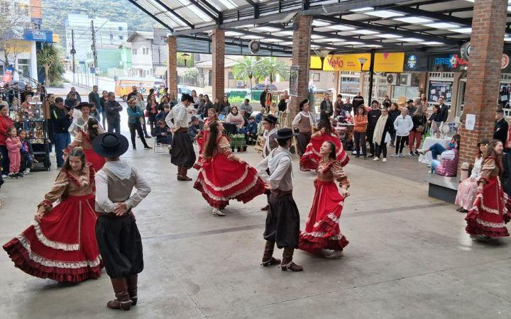 BRIQUE DAS CARRETAS GAUDÉRIO E SHOW COM HERMANOS GUEDES LEVAM CULTURA E ENTRETENIMENTO AO LARGO DOS ESTUDANTES EM OSÓRIO