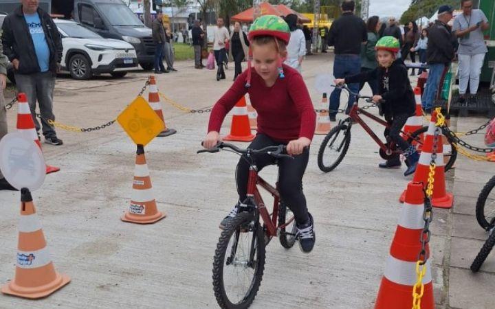 Crianças aprendem segurança no trânsito em circuito para bicicletas na Expointer