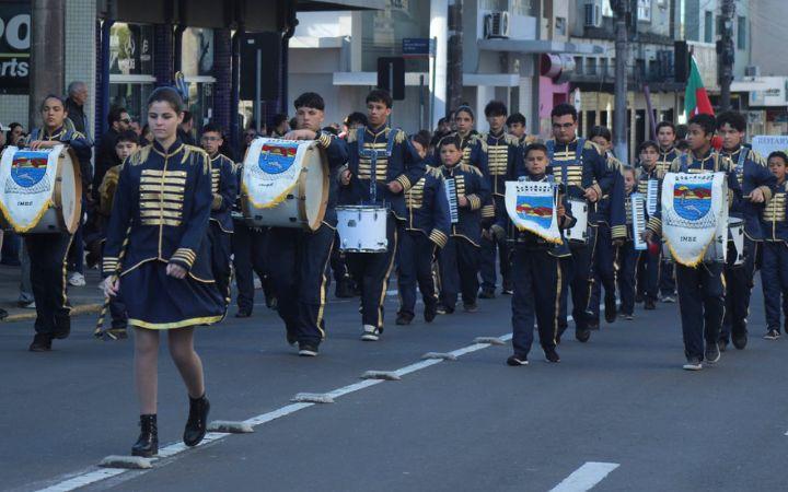 DESFILE CÍVICO DE OSÓRIO CONTA COM A PRESENÇA DA BANDA MUNICIPAL DE IMBÉ
