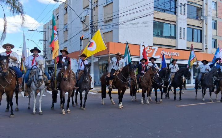 Desfile Farroupilha reúne mais de 20 entidades tradicionalistas em Osório