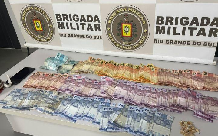 Homem é preso com 20 pedras de crack durante abordagem da Brigada Militar em Santo Antônio da Patrulha