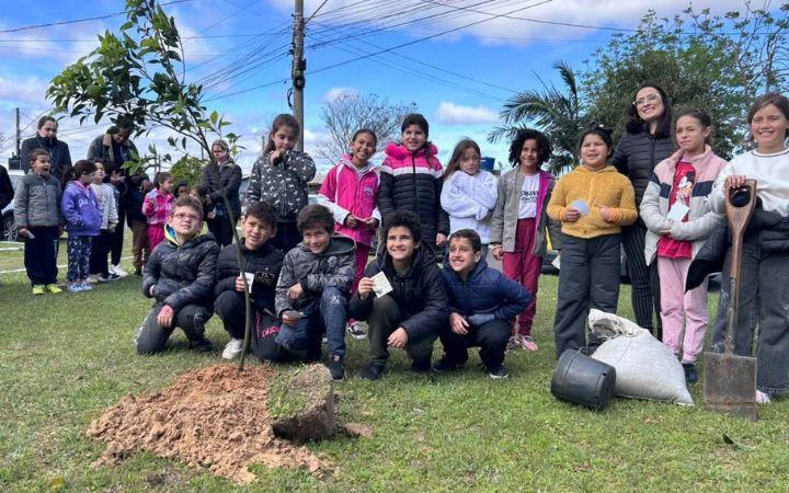 PRAÇA DO MEDIANEIRA EM OSÓRIO RECEBE O PLANTIO DE MUDAS DE ÁRVORES EM PROJETO COM FOCO EM LAZER, EDUCAÇÃO E MEIO AMBIENTE