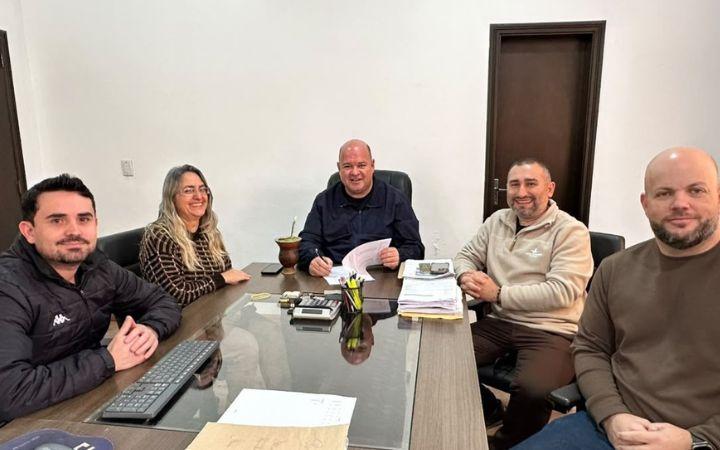 Prefeito Ique assina decretos com calendário de pagamentos e pontos facultativos para 2027