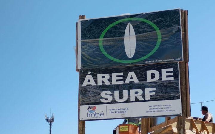 Prefeitura de Imbé inicia reposição de placas delimitantes de áreas de pesca e surf