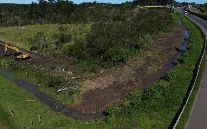 Prefeitura de Osório inicia o trabalho de drenagem do Distrito Industrial do município na BR 101