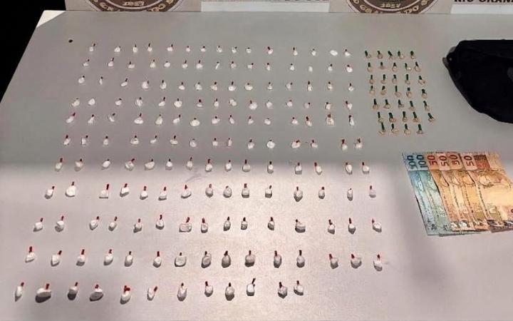 ADOLESCENTE É APREENDIDO COM 196 PORÇÕES DE DROGAS EM BALNEÁRIO PINHAL