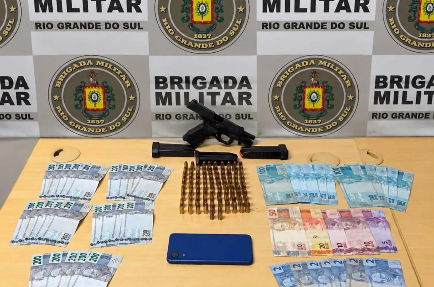 BRIGADA MILITAR PRENDE DOIS FORAGIDOS, APREENDE PISTOLA E 92 MUNIÇÕES EM SANTO ANTÔNIO DA PATRULHA