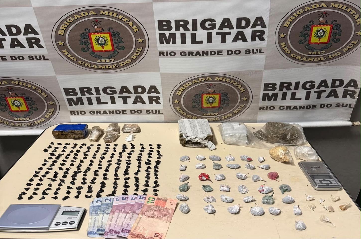 Brigada Militar prende dois homens e apreende 249 porções de drogas em Terra de Areia