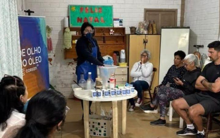  CORSAN ORIENTA GRUPO DA TERCEIRA IDADE SOBRE DESCARTE CORRETO DE ÓLEO DE COZINHA USADO