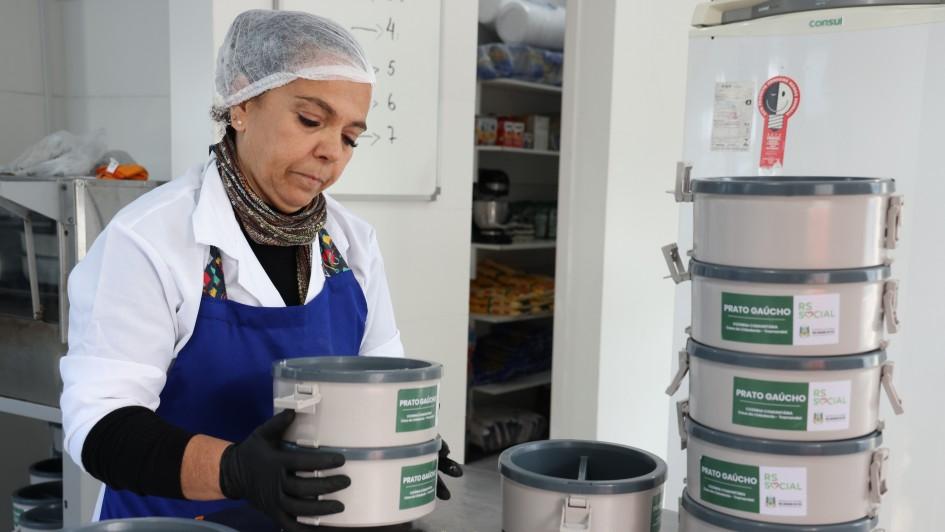 Cozinhas comunitárias do Programa Prato Gaúcho já estão em atividade em 28 municípios