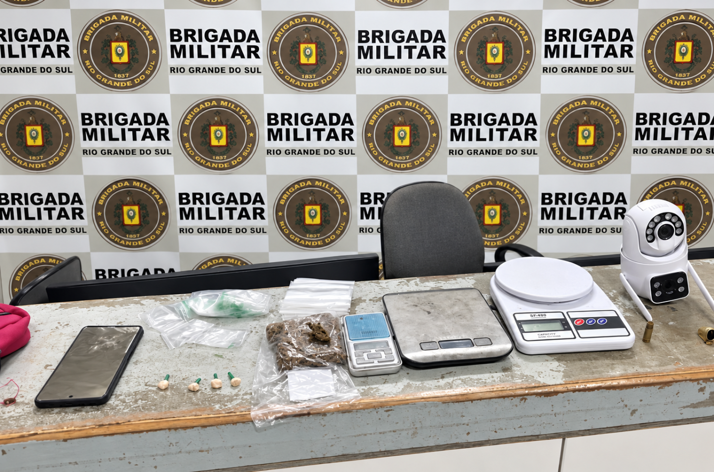 Dois suspeitos de roubo à casa do prefeito são presos com drogas em Balneário Pinhal