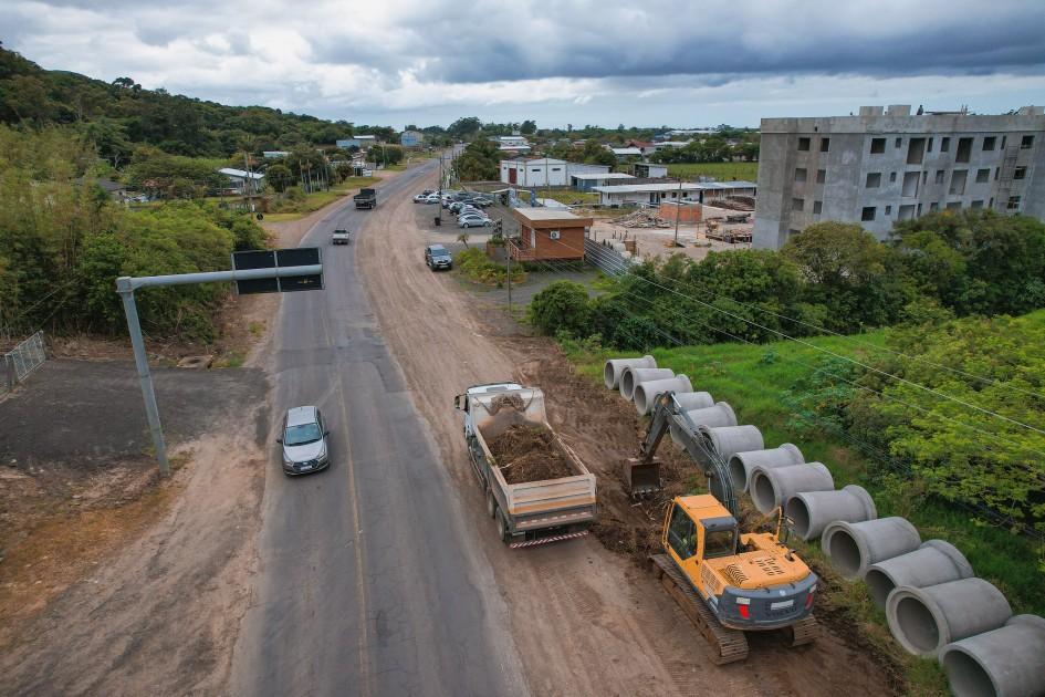 Gabriel Souza assina ordem de início das obras de duplicação da ERS-030, em Osório