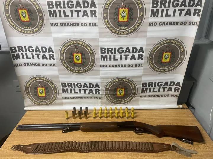 Homem é preso com espingarda roubada e munições durante patrulhamento em Osório