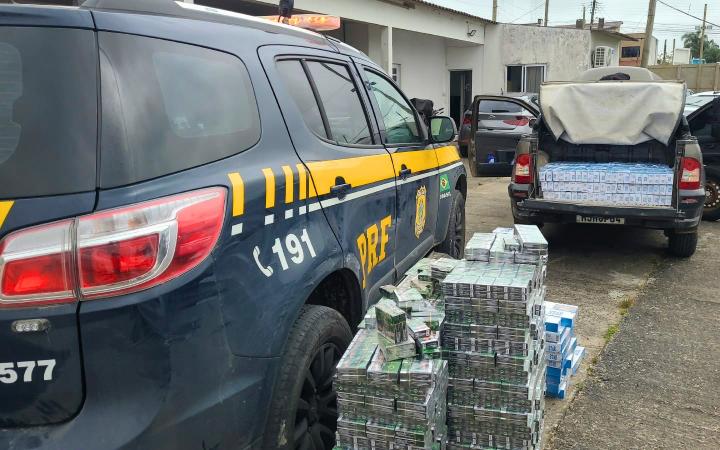 PRF apreende carga de cigarros contrabandeados e prende homem na BR-116